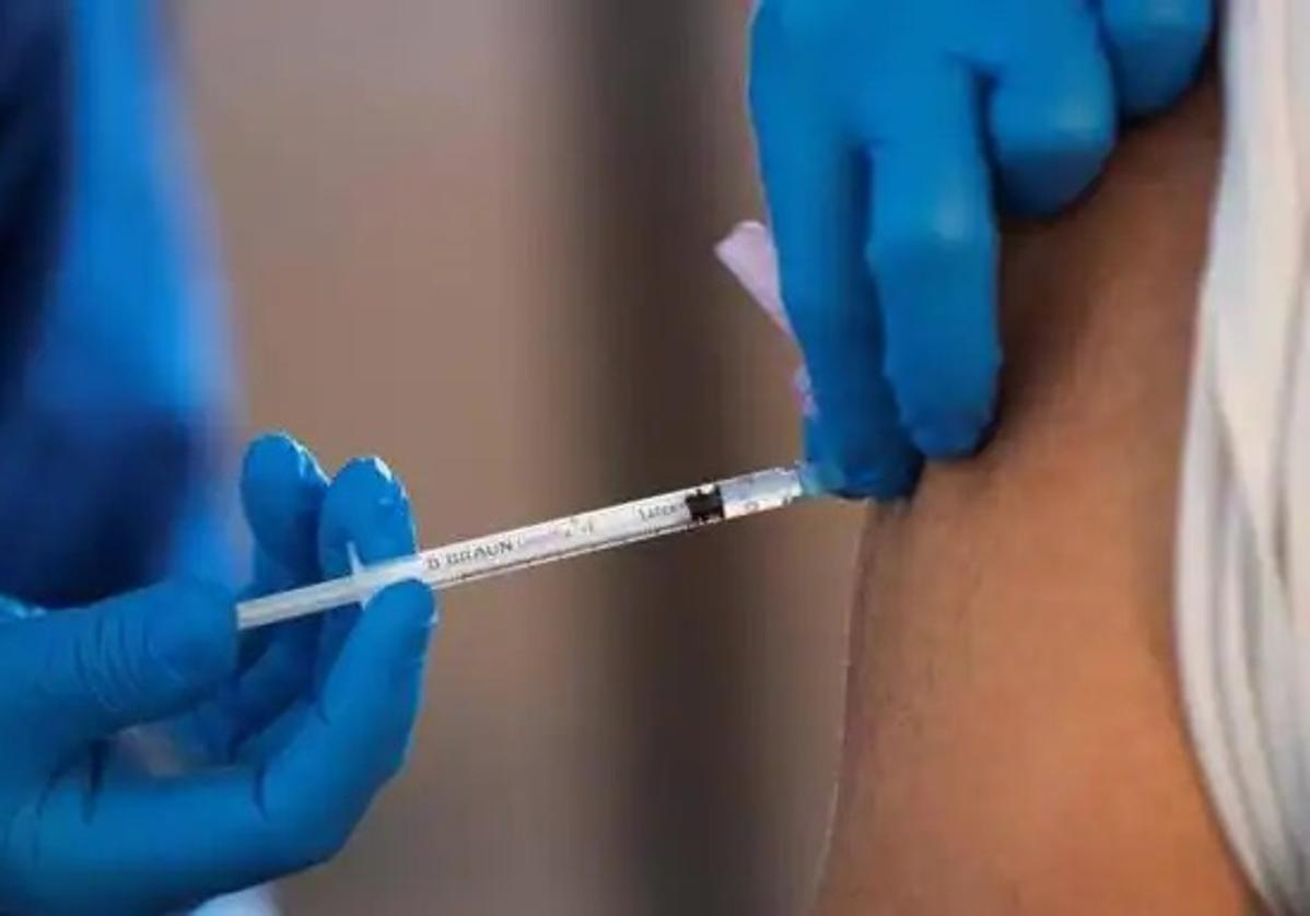 Aún estás a tiempo: Consulta los puntos de vacunación sin cita frente a gripe y covid en Málaga