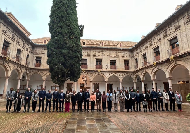 Foto de familia tras llegar al Ayuntamiento.