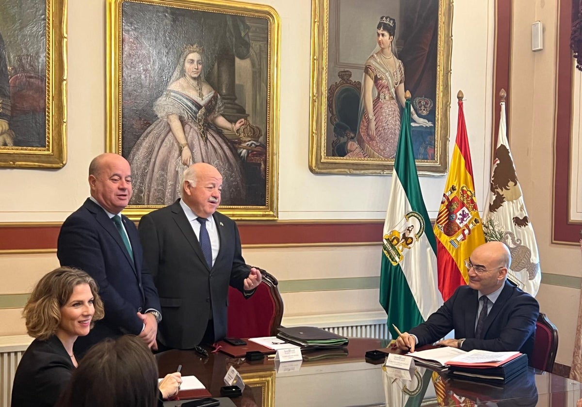 Aguirre y Barón en el Salón de los Reyes del edificio consistorial antequerano esta mañana.