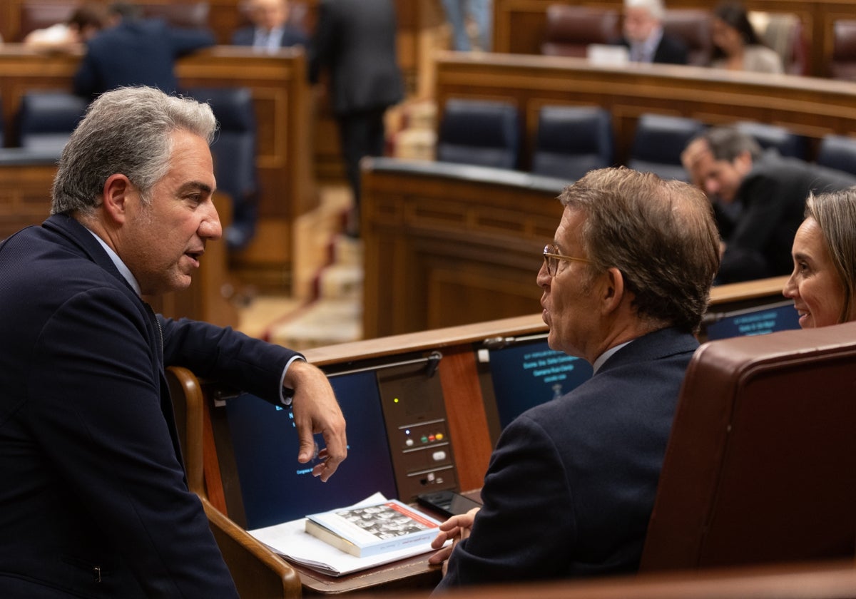 Bendodo dialogo con Feijóo en una sesión plenaria de la Cámara Baja.