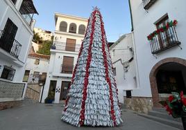 El pueblo malagueño que sorprende con su decoración navideña reciclada