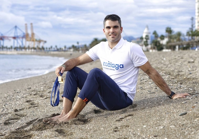 Adrián Miramón, con algunas de sus medallas, en la playa de La Malagueta.