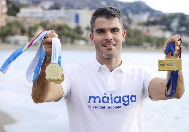 Miramón muestra sus siete medallas de oro en Mundiales de remo de mar, cinco en larga distancia y dos en 'beach sprint'.