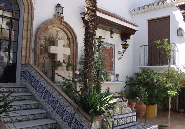 Funerario. En un aledaño de la iglesia está este mausoleo que se considera como la Tumba del Tempranillo.