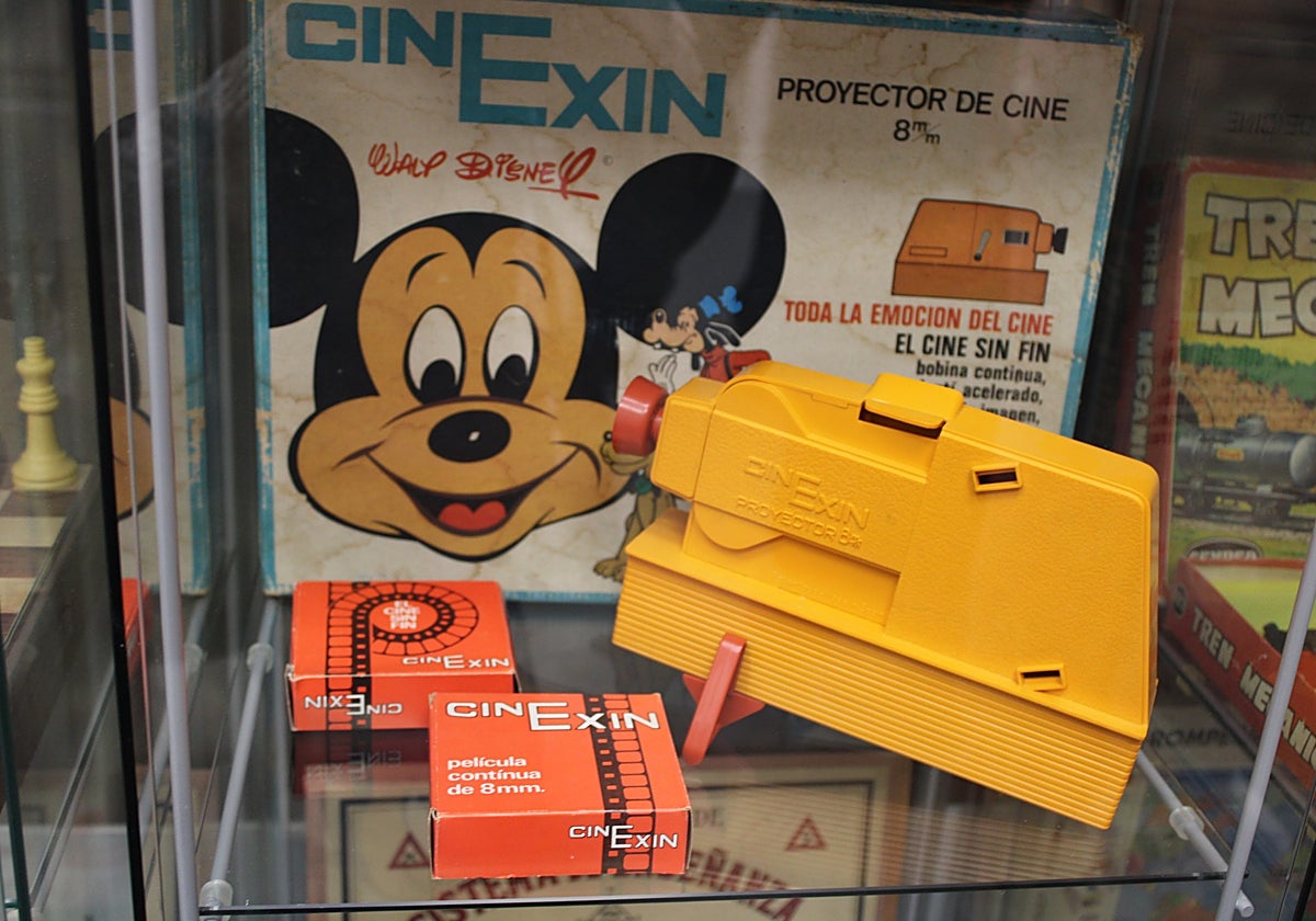 Uno de los expositores con juguetes que se muestra en el MAE.