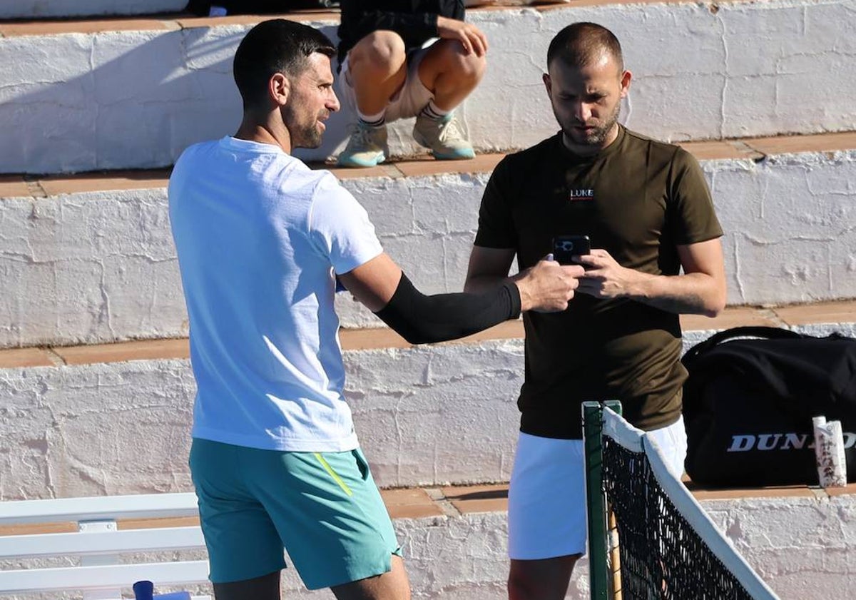 Imagen principal - Novak Djokovic se entrena en Puente Romano con Evans