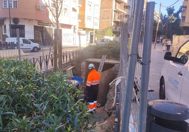 800 metros calle abajo, otros operarios trabajan en coordinación con el dispositivo de Olletas.