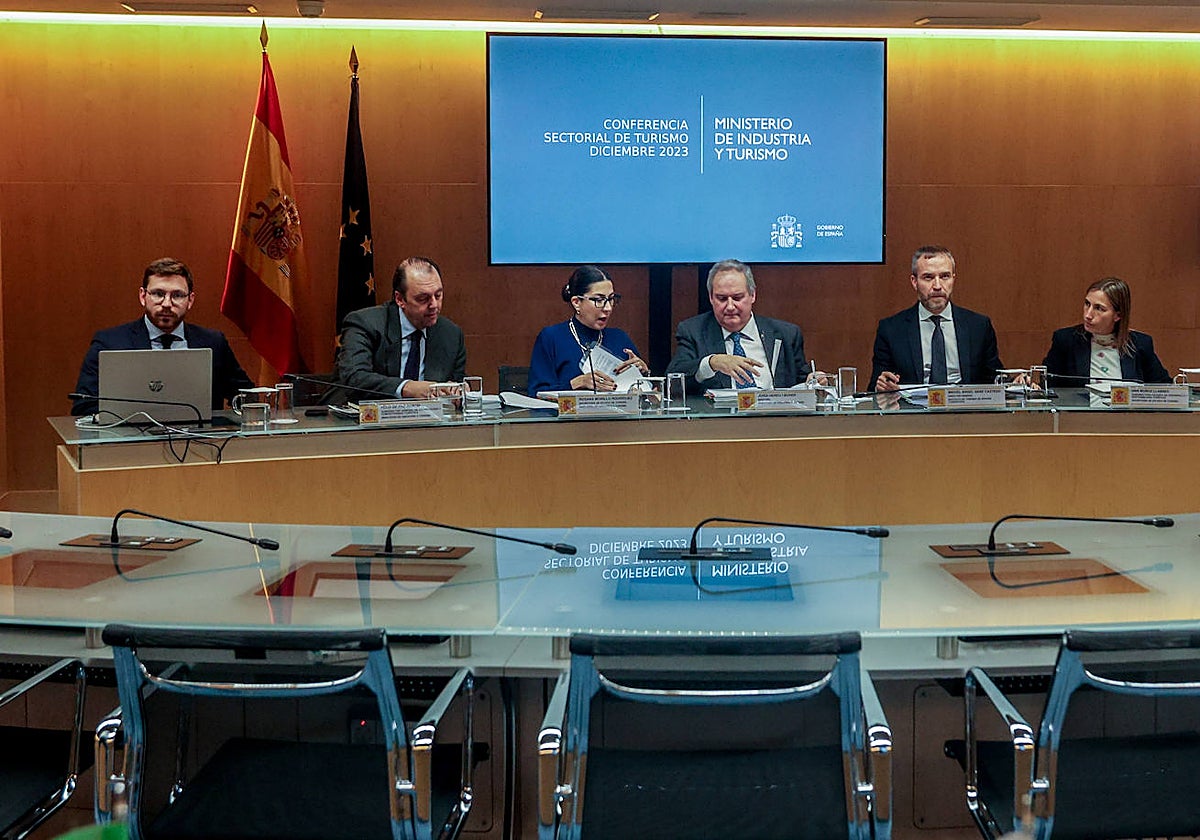 El ministro Hereu, junto a la secretaria de Estado de Turismo y el director de Turespaña.