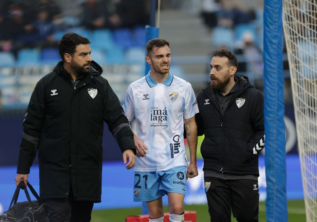 Juan Hernández se retira lesionado ante el Eldense, en uno de los últimos percances sufridos.