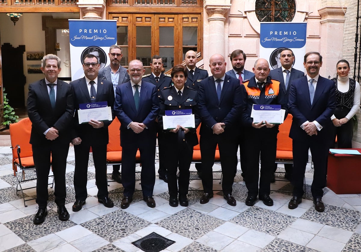 Los tres galardonados con los hermanos Gómez Gómez y las autoridades en la entrega de los premios