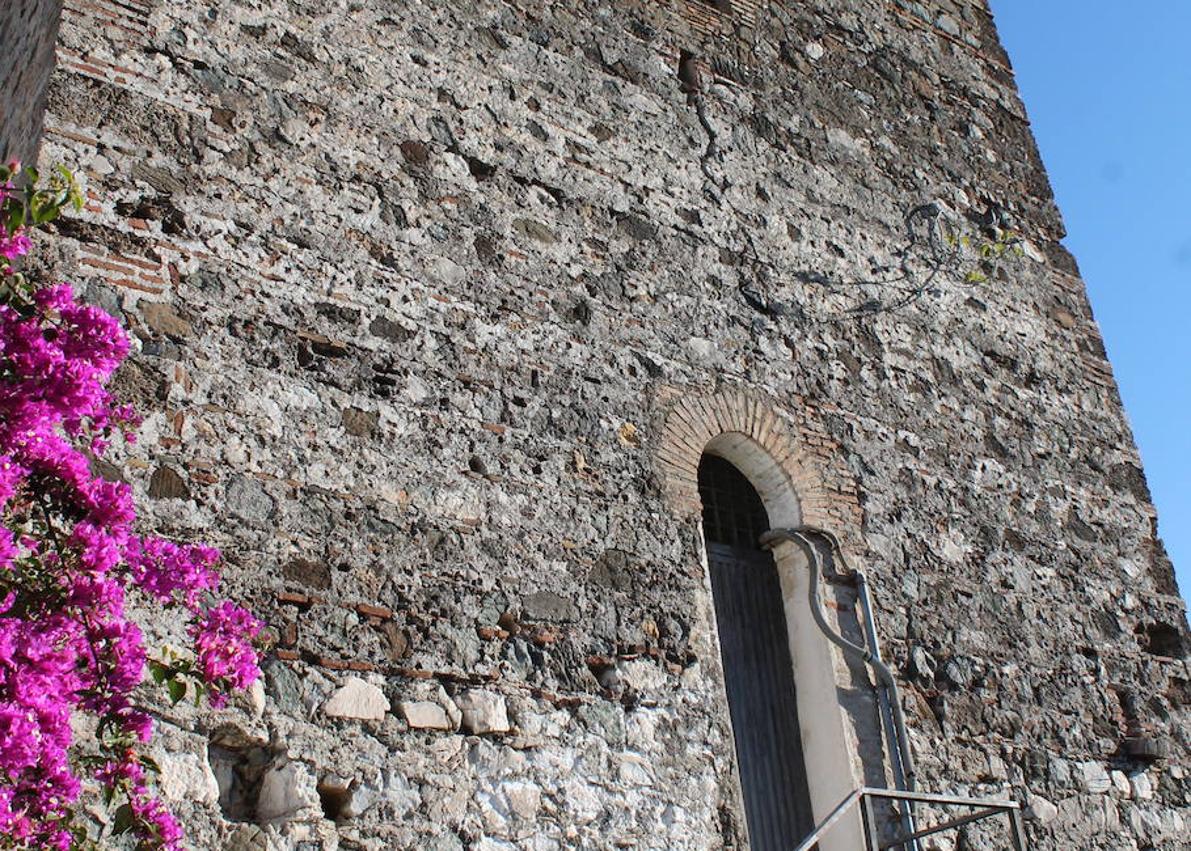 Imagen secundaria 1 - Entre los usos más anómalos que se le han dado está el de sala de fiestas. El inmueble estuvo en manos de un propietario privado hasta 1984 y la altura de la torre es de 13 metros.