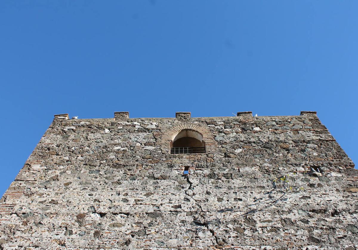 Imagen principal - Entre los usos más anómalos que se le han dado está el de sala de fiestas. El inmueble estuvo en manos de un propietario privado hasta 1984 y la altura de la torre es de 13 metros.