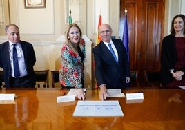 Carolina España y Carlos Rubio, tras la firma del convenio en el Puerto de Málaga.