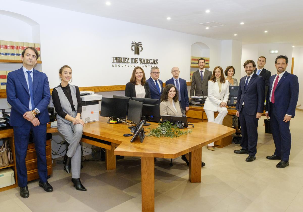 El equipo de Pérez de Vargas Abogados, en la sede de Estepona.
