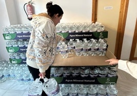 Una vecina retira garrafas de agua en Maro, este viernes.