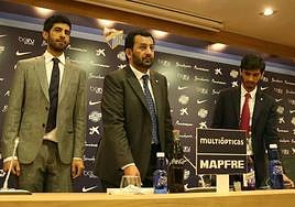Abdullah Al-Thani, en el centro, junto a sus hijos Nayef y Nasser.