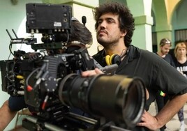 El director malagueño Alejandro Marín durante el rodaje de la película 'Te estoy amando locamente'.