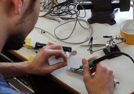 Imagen de archivo de un investigador trabajando en un laboratorio de la UMA.