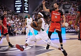 Una entrada de Kendrick Perry ante Lluis Costa en un derbi reciente entre el Unicaja y el Covirán Granada.