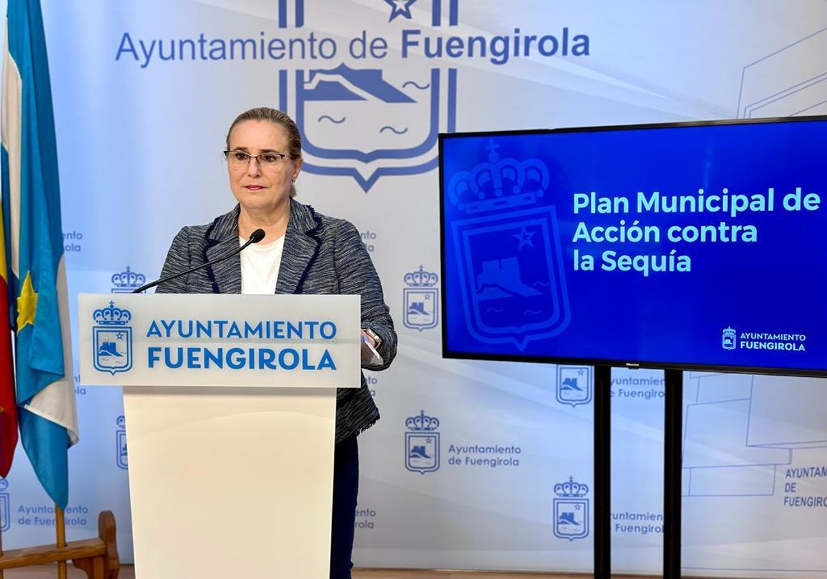 La alcaldesa de Fuengirola, Ana Mula, anuncia el plan de acción contra la sequía.