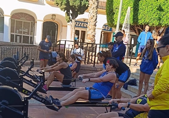 Participantes en el campeonato de remo, en La Cala del Moral.