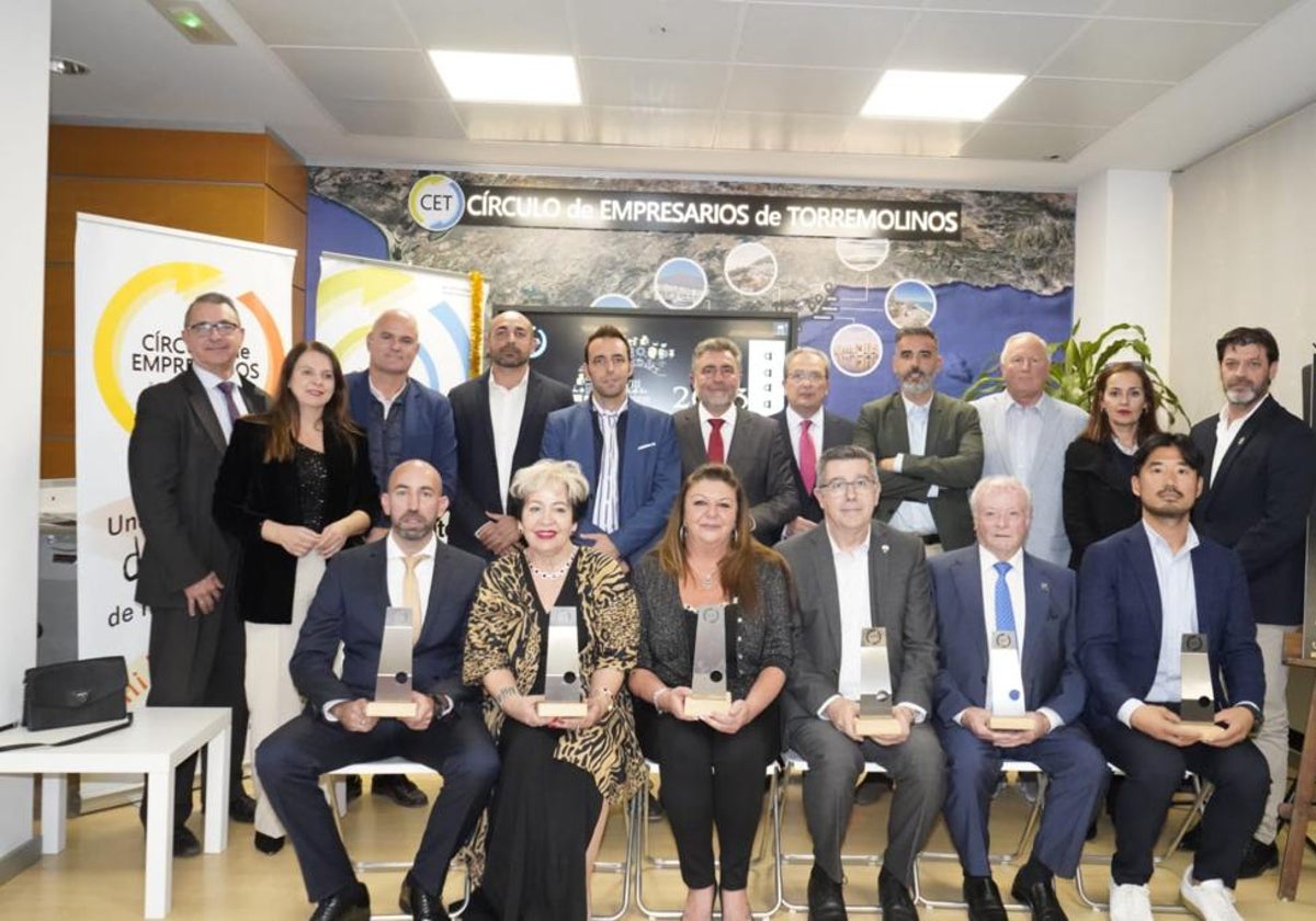 Foto de familia de los galardonados y responsables del Círculo de Empresarios de Torremolinos.