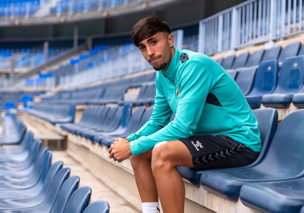 David Larrubia posa para SUR desde el sitio donde sus padres van a verlo todos los partidos en La Rosaleda.