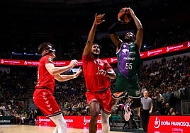 Una penetración de Perry, defendido por Felicio, ante la mirada también de Kramer.