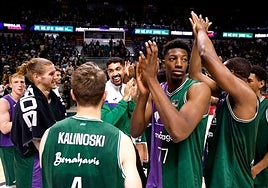 Los jugadores del Unicaja celebran la victoria ante el Granada.
