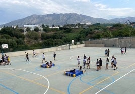 Alumnos del IES Ana Carmona 'Veleta' en el patio del centro.