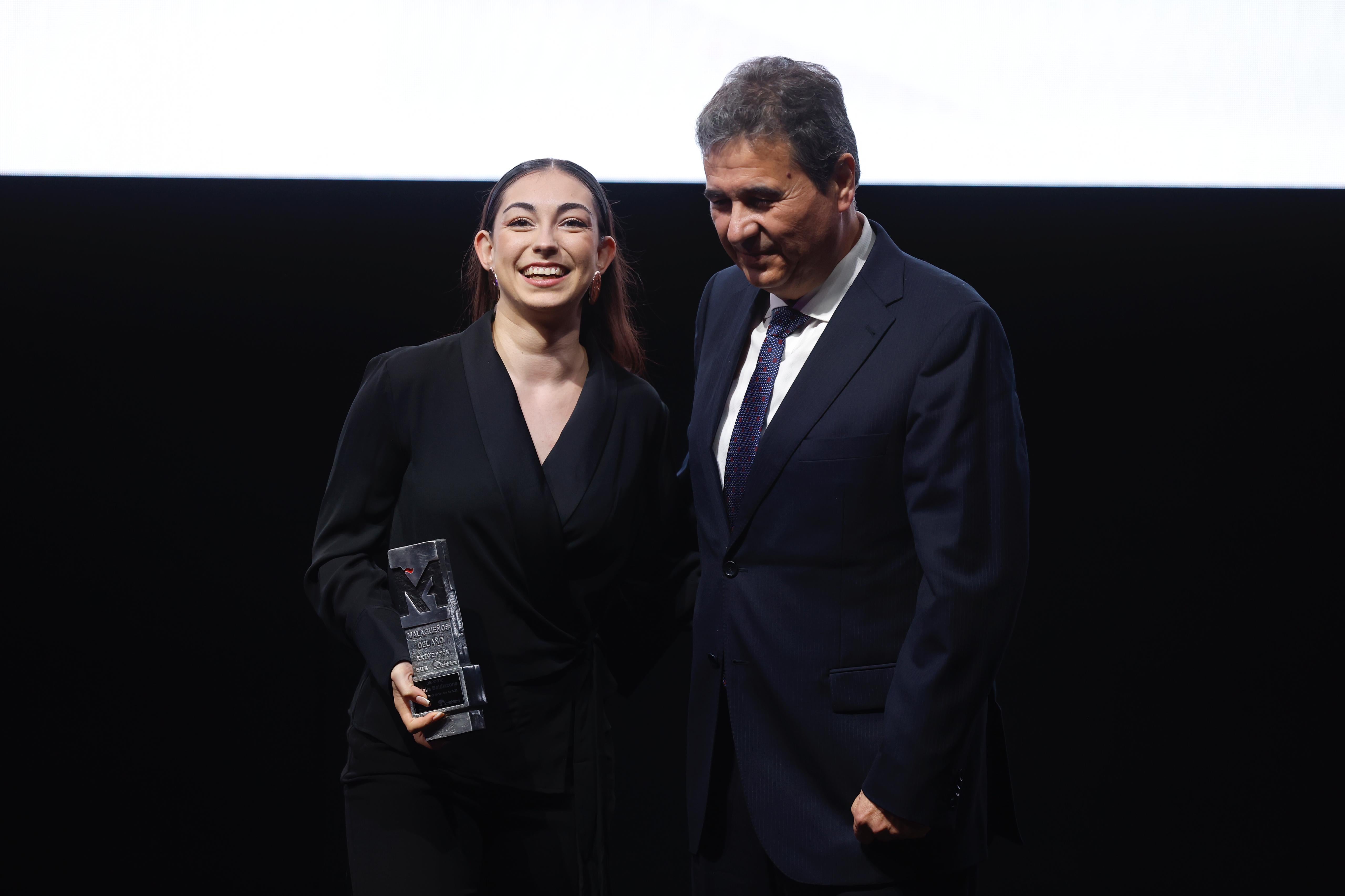 Antonio Góngora, periodista de SUR, entrega el galardón en en el apartado de Deporte a Natalia Baldizzone, campeona del Mundo en la modalidad de Patinaje solo Danza.