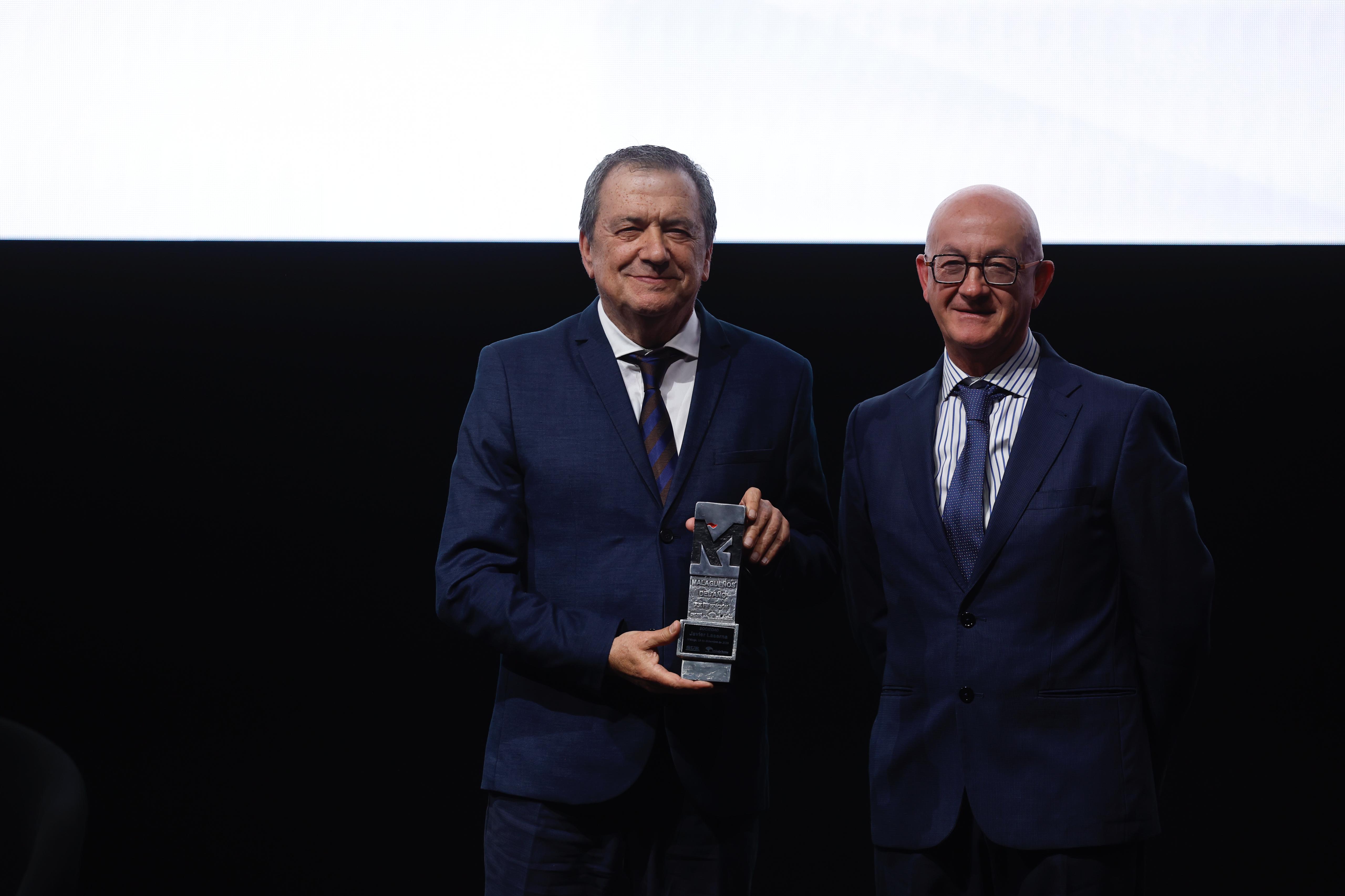 Francisco Gutiérrez, periodista de SUR, entrega el galardón en el apartado de Sociedad a Javier Laserna, catedrático de Química Analítica y director del UMA Láser Lab.