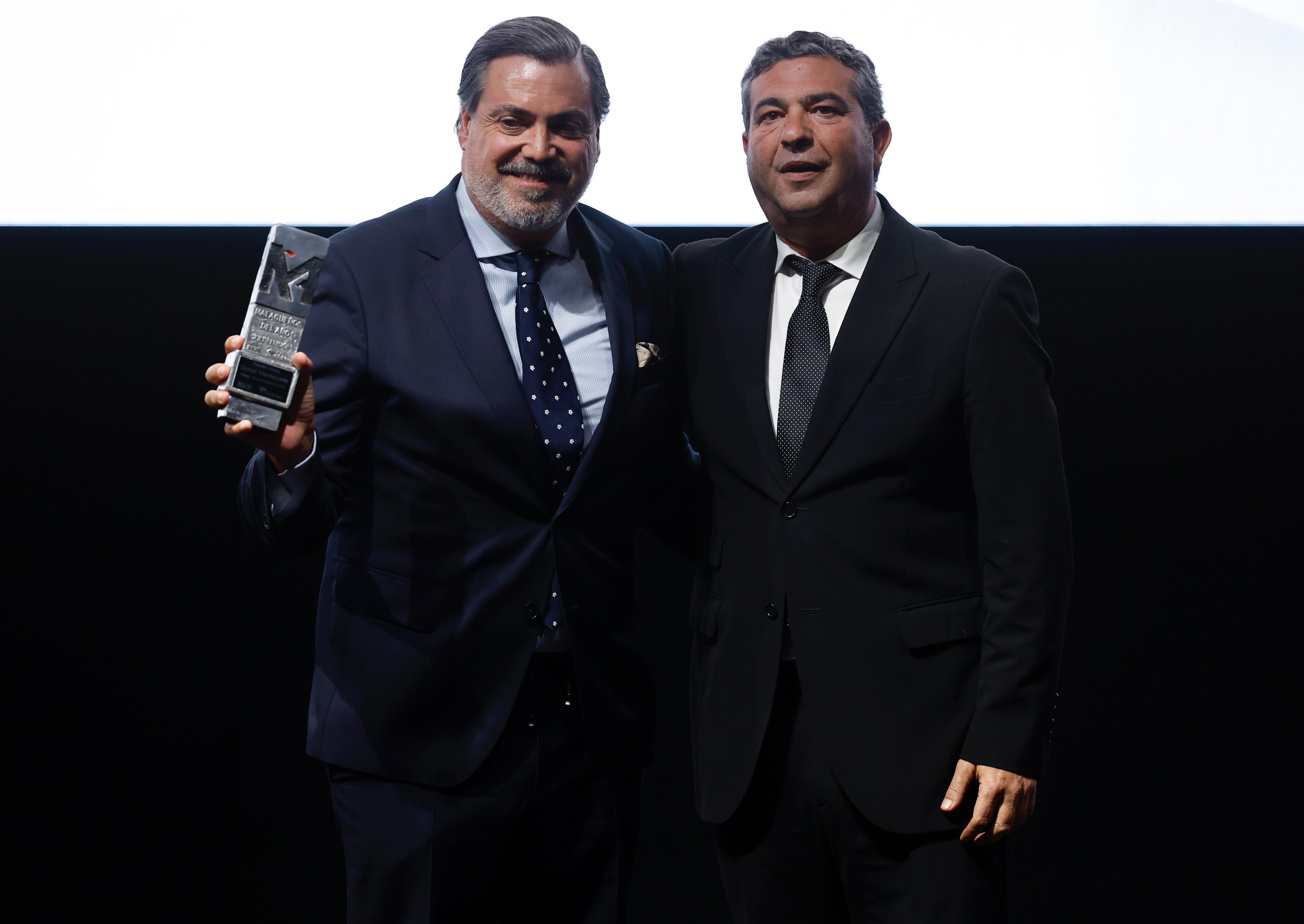 Daniel Hierrezuelo, árbitro del baloncesto europeo, recibe de manos de Javier Recio, subdirector de SUR el galardón por su trayectoria profesional.