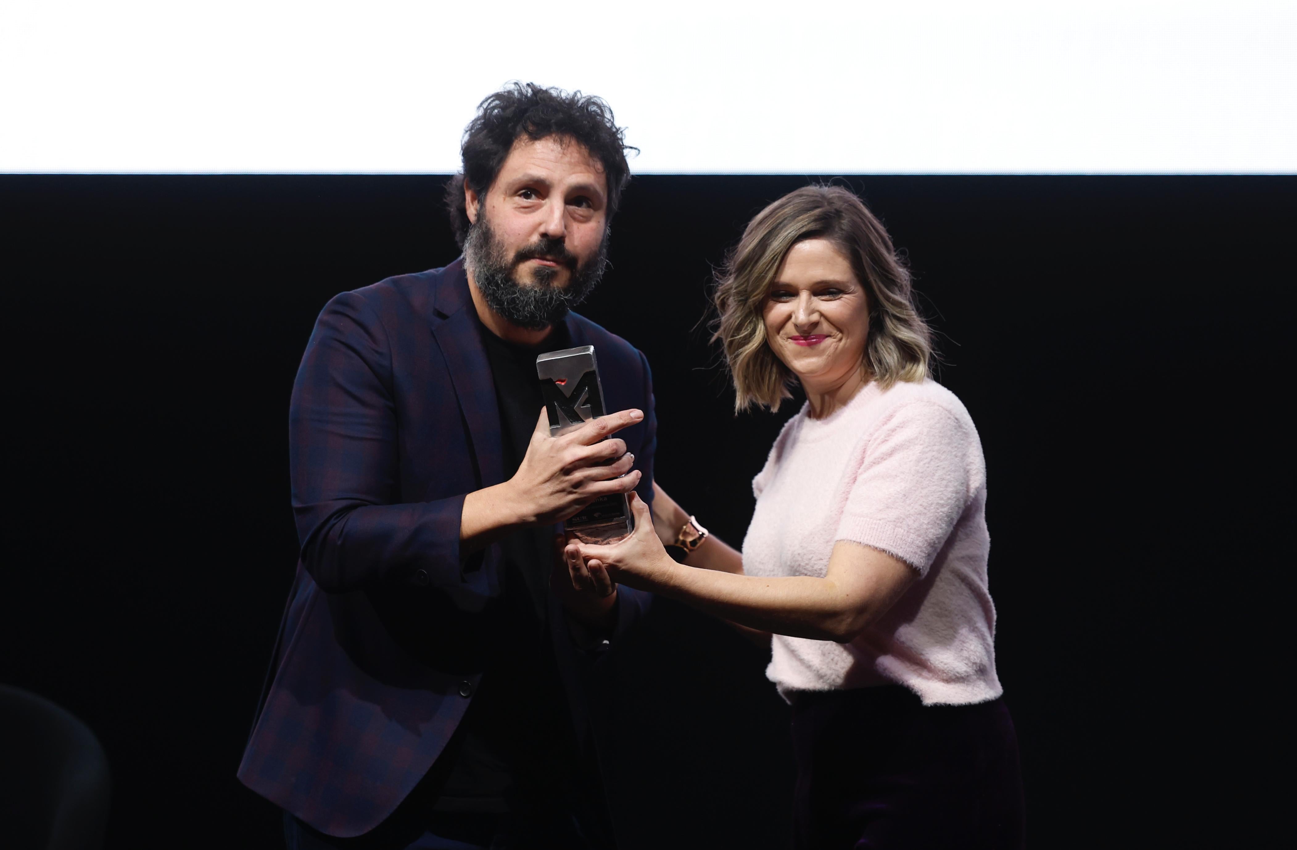 Regina Sotorrío, redactora de SUR, entrega el galardón en el apartado de Cultura al cantautor El Kanka.