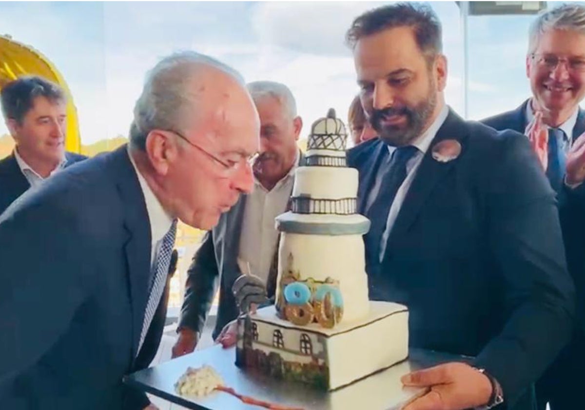 De la Torre sopla las velas de su 80 cumpleaños, en diciembre del año pasado, en el hotel Málaga Palacio.