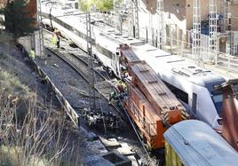 Los daños que experimentó el tren que estaba estacionado fueron mucho mayores y están complicando los trabajos.