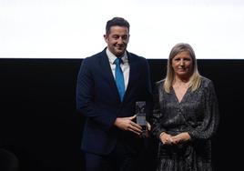 Carlos Díez de la Lastra, consejero delegado de Les Roches, recoge el premio de la mano de Pilar Martínez, periodista de SUR.