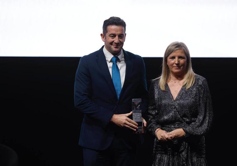 Carlos Díez de la Lastra, consejero delegado de Les Roches, recoge el premio de la mano de Pilar Martínez, periodista de SUR.