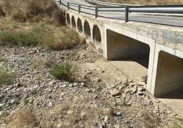 El puente actual para acceder a la urbanización El Alcaide en Casabermeja.