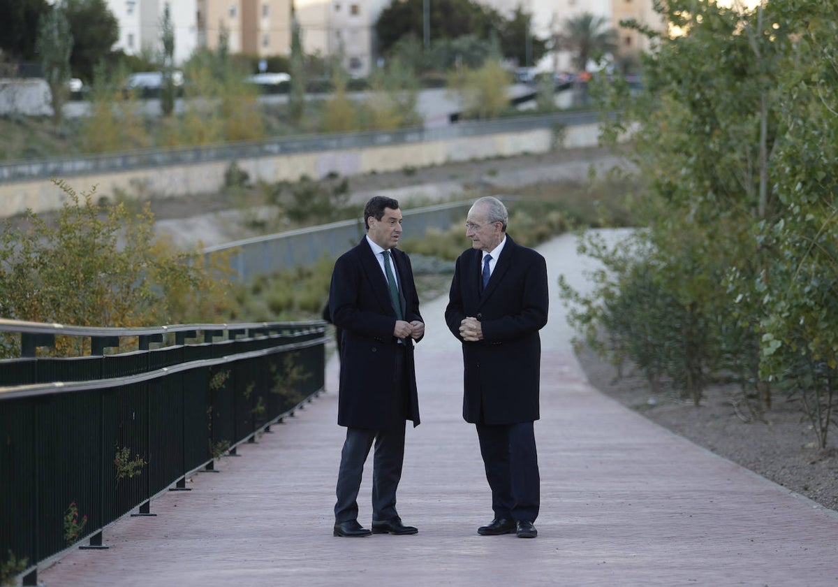 Juanma Moreno y Francisco de la Torre, en su visita a los paseos fluviales del Guadalmedina.