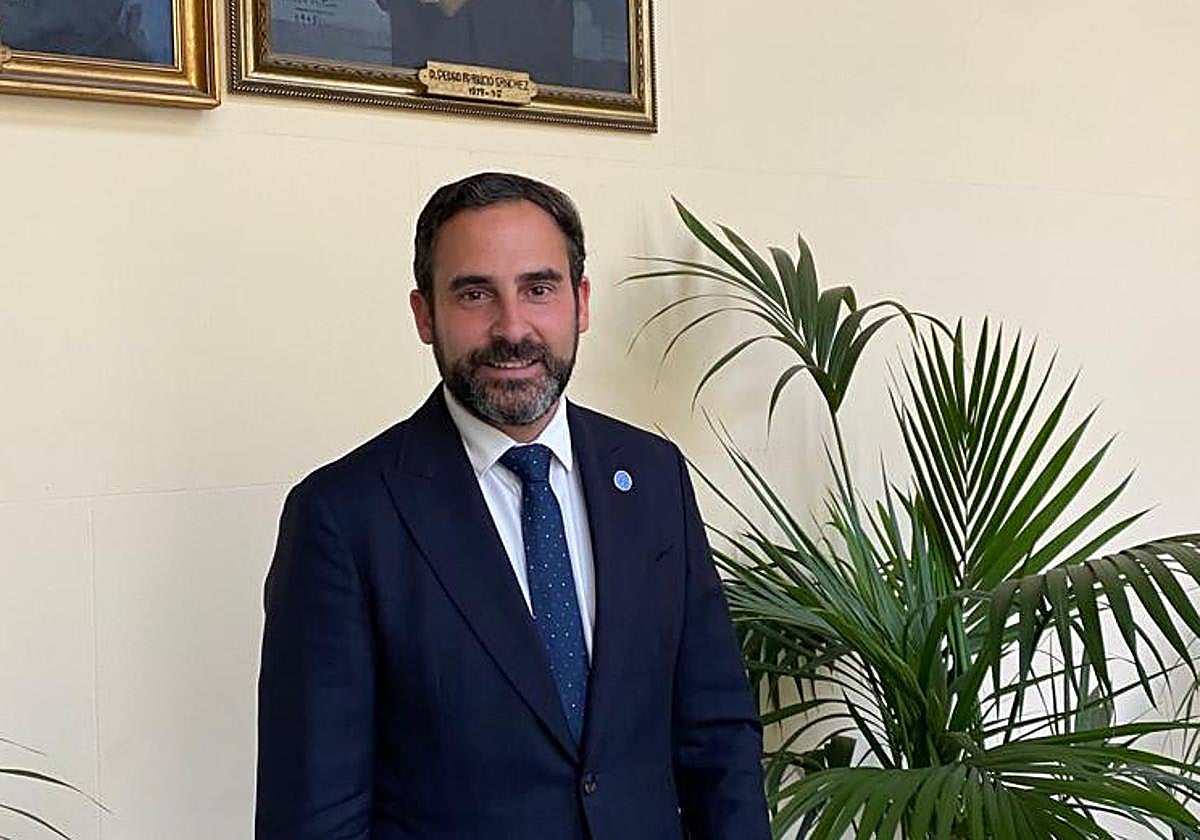 Dani Pérez, debajo del retrato del regidor socialista Pedro Aparicio, en la galería de alcaldes de la planta noble del Ayuntamiento.