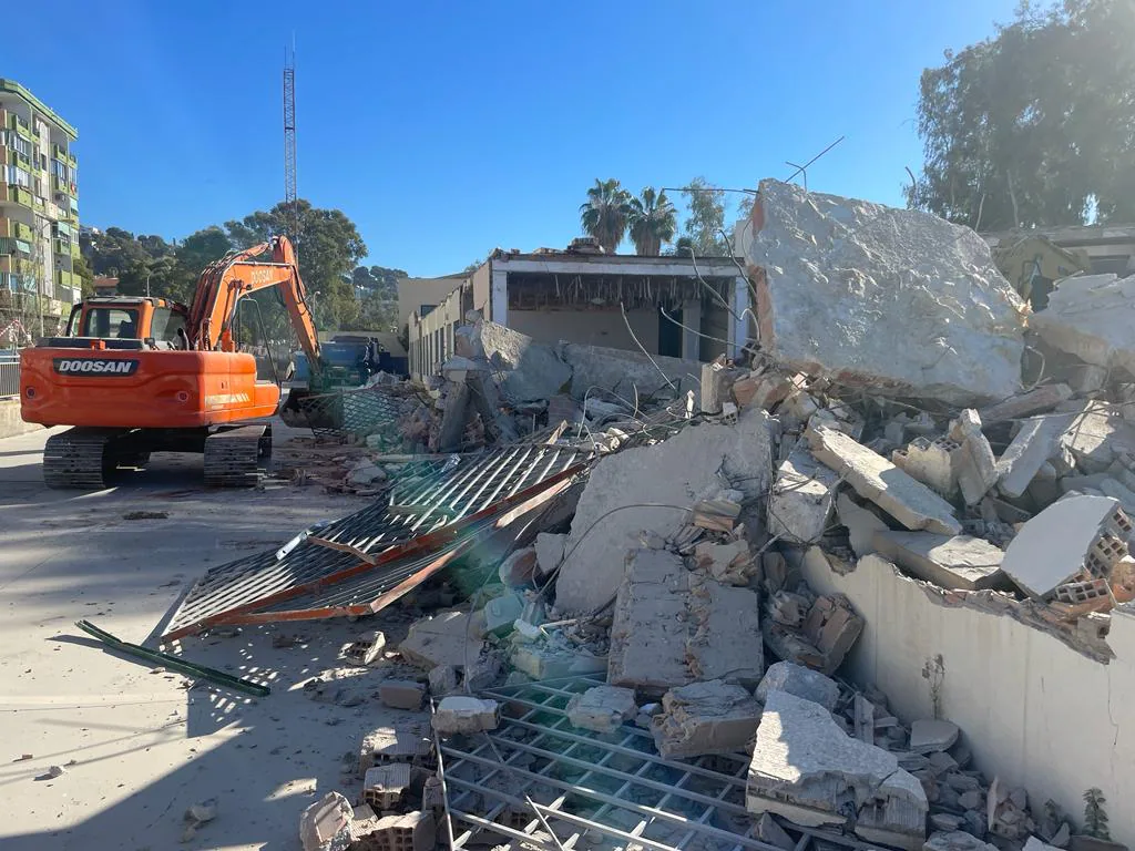 Restos de la demolición del centro de salud.