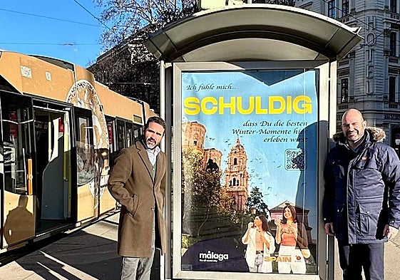 Florido y Gómez, junto a uno de los carteles de promoción de la capital de la Costa del Sol.