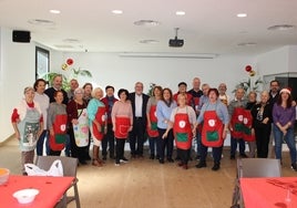 El alcalde y concejales, junto a las participantes en el taller de dulces navideños.