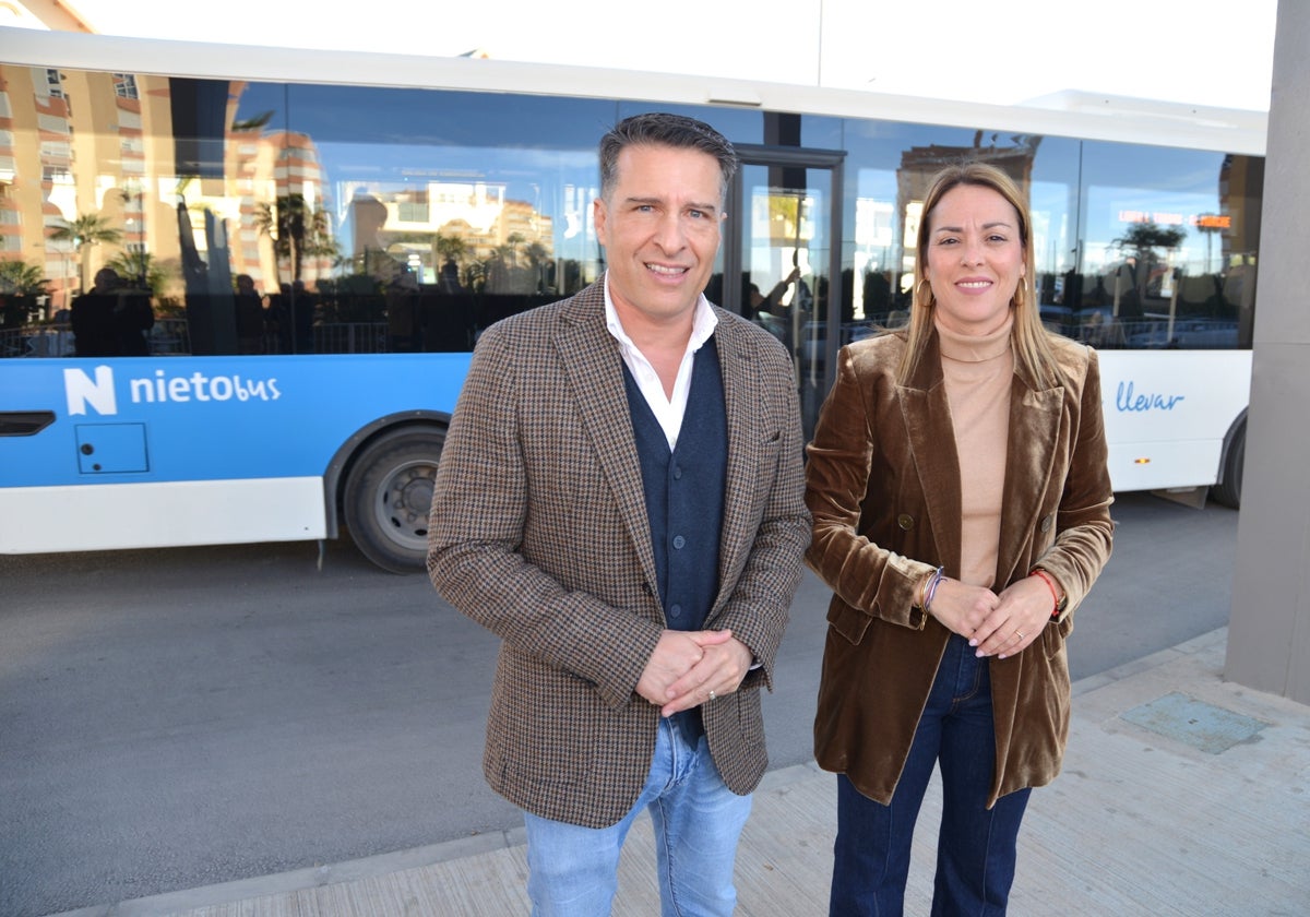 El alcalde y la concejala de Hacienda, este miércoles en la presentación del balance del transporte municipal.