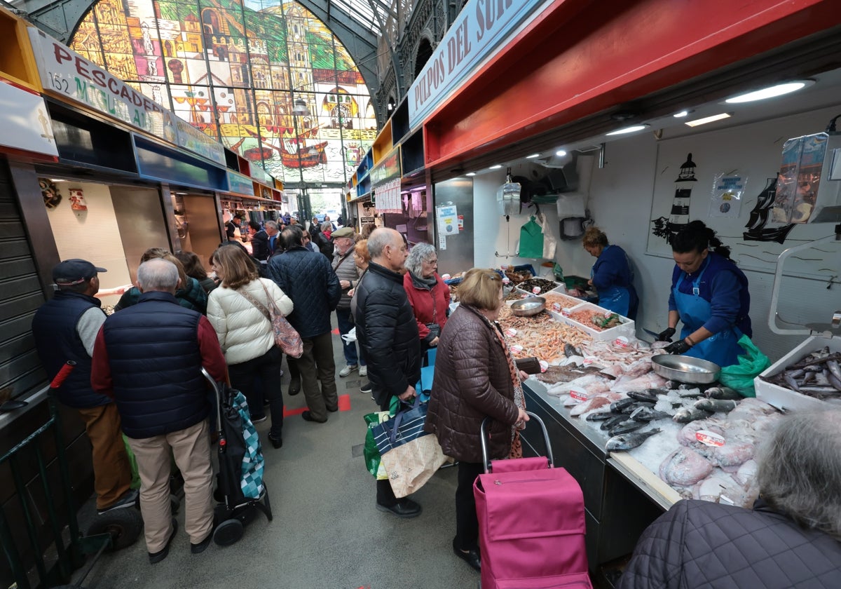 Clientes llenan el mercado de Atarazanas los días antes de Nochebuena.