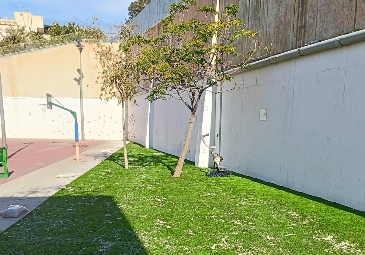 El colegio Josefina Aldecoa de Rincón estrena un césped artificial pionero que reduce los efectos contaminantes de la atmósfera