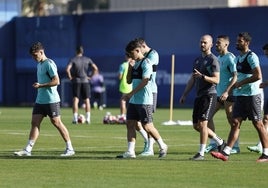 Jugadores del Málaga en uno de los entrenamientos de la semana pasada.