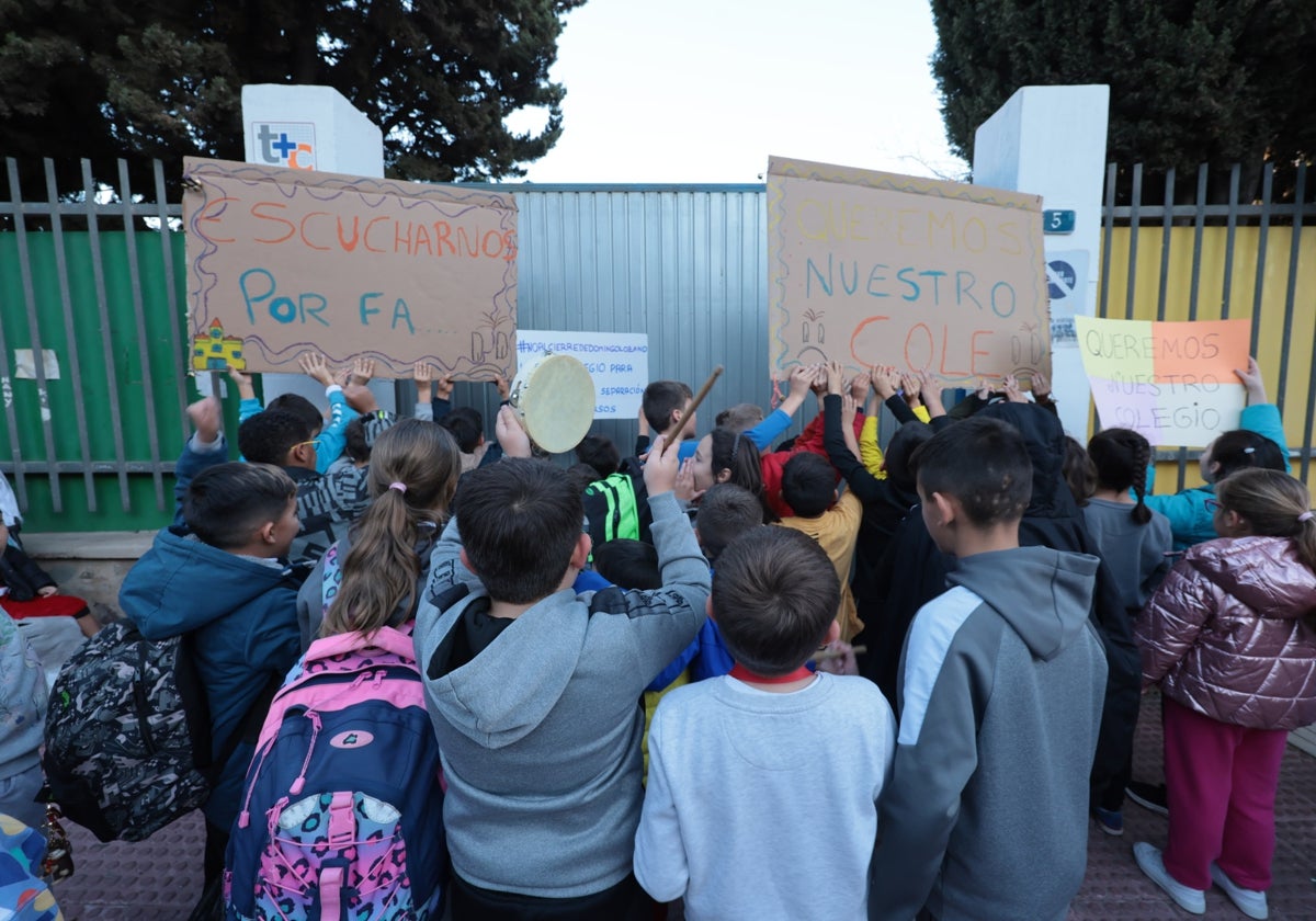 Un grupo de alumnos, en la protesta que protagonizaron ayer tarde a las puertas del colegio.