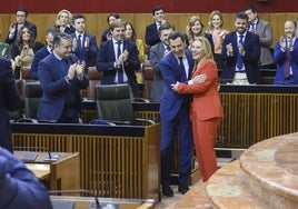 Juanma Moreno felicita a Carolina España tras la aprobación de las cuentas